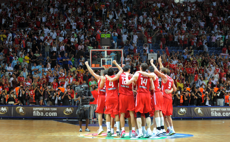 プレイバックW杯】残り0.5秒の熱狂。開催国のトルコがセルビアを破って決勝進出 | B.LEAGUE（Bリーグ）公式サイト